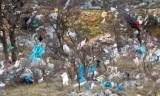 Plastika koju sa deponija raznosi bura 