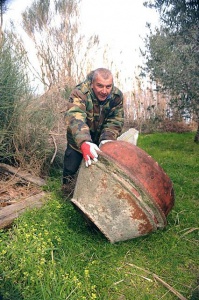 Odbačena mješalica za beton ide u reciklažu.