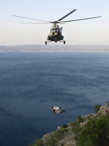 Helikopter izvlači olupinu sa nepristupačnog mjesta_Makarska_Vruja_2008-8