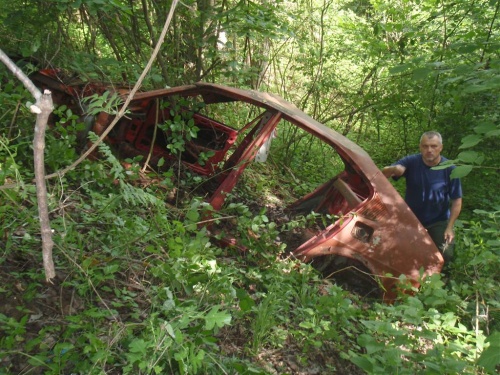 Auto-olupina iznad izvora Slunjčice.